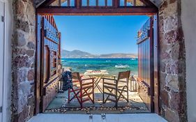 Neosikos Amazing Beach House In Milos Island